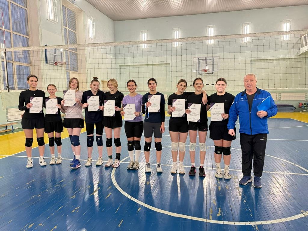 Матчевая встреча по волейболу среди преподавателей и студентов колледжа